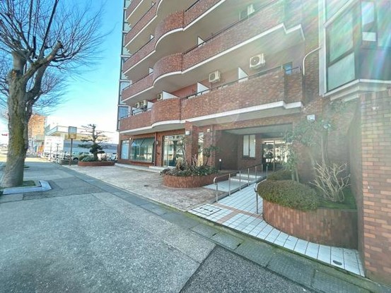 apartment 石川県金沢市中村町
地図を見る