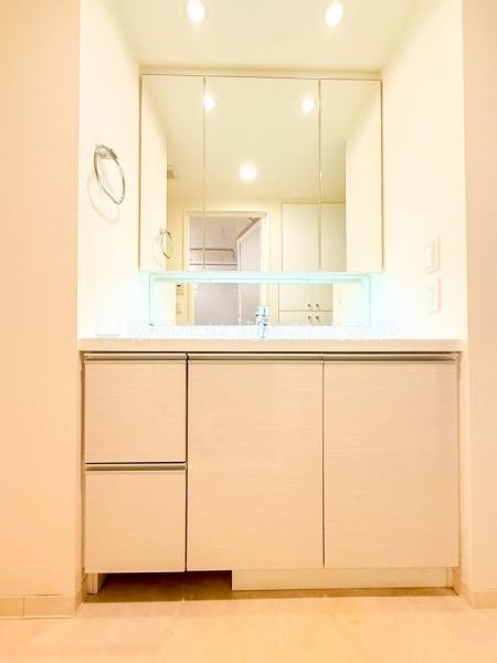 apartment 神奈川県横浜市西区北幸１丁目11-11　NMF 横浜西口ビル　1F