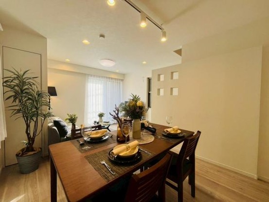 townhouse 神奈川県横浜市西区北幸１丁目11-11　NMF 横浜西口ビル　1F