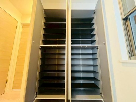 townhouse 神奈川県横浜市西区北幸１丁目11-11　NMF 横浜西口ビル　1F