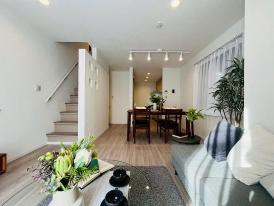 townhouse 神奈川県横浜市西区北幸１丁目11-11　NMF 横浜西口ビル　1F