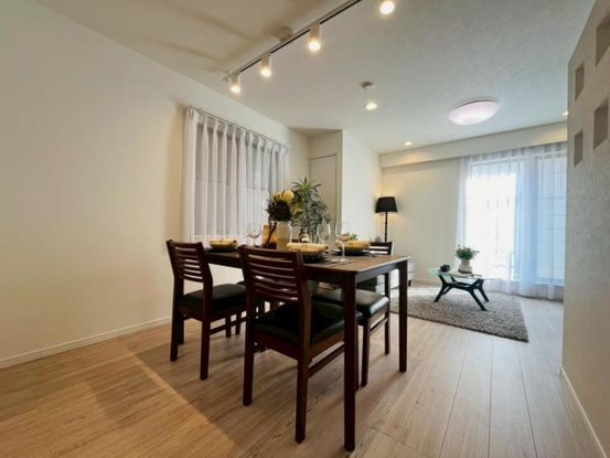 townhouse 神奈川県横浜市西区北幸１丁目11-11　NMF 横浜西口ビル　1F