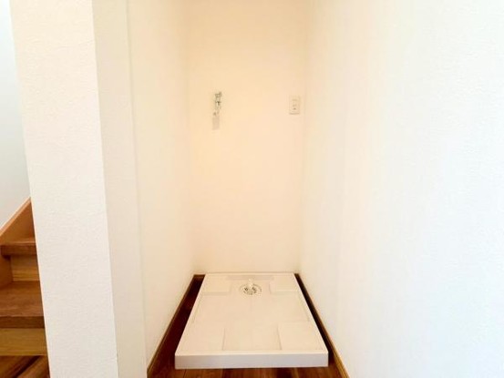townhouse 神奈川県横浜市西区北幸１丁目11-11　NMF 横浜西口ビル　1F