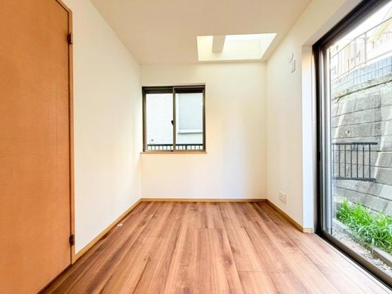 townhouse 神奈川県横浜市西区北幸１丁目11-11　NMF 横浜西口ビル　1F