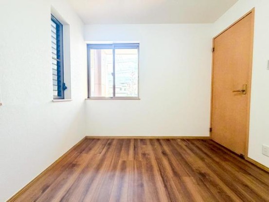 townhouse 神奈川県横浜市西区北幸１丁目11-11　NMF 横浜西口ビル　1F