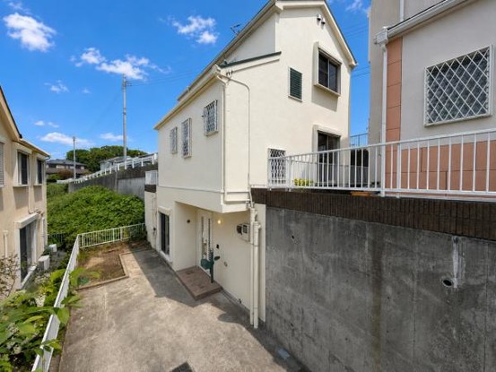 townhouse 神奈川県横浜市西区北幸１丁目11-11　NMF 横浜西口ビル　1F