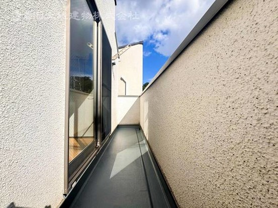 townhouse 神奈川県横浜市西区北幸１丁目11-11　NMF 横浜西口ビル　1F