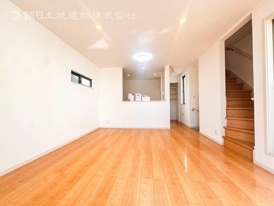 townhouse 神奈川県横浜市西区北幸１丁目11-11　NMF 横浜西口ビル　1F