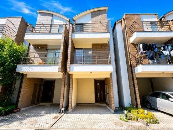 townhouse 神奈川県横浜市西区北幸１丁目11-11　NMF 横浜西口ビル　1F