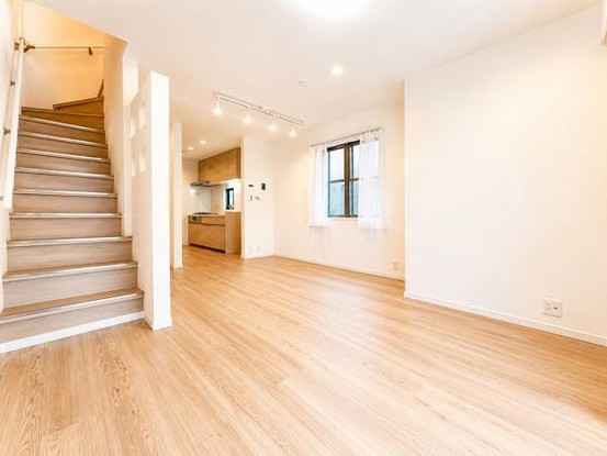 townhouse 神奈川県横浜市西区北幸１丁目11-11　NMF 横浜西口ビル　1F