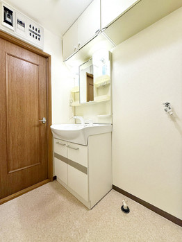 apartment 埼玉県三郷市中央１丁目13-14 EVISSAN三郷中央1F