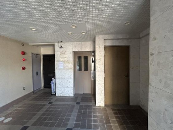 apartment 愛知県豊川市谷川町洞131　谷川町倉庫付事務所A