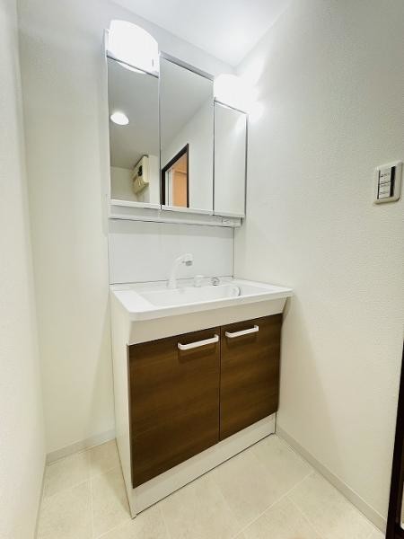 apartment 愛知県豊川市谷川町洞131　谷川町倉庫付事務所A