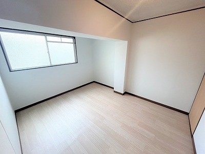 apartment 大阪府茨木市西駅前町5-8 関電不動産茨木ビル1階