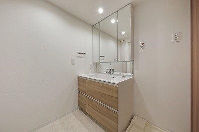 apartment 大阪府茨木市西駅前町5-8 関電不動産茨木ビル1階