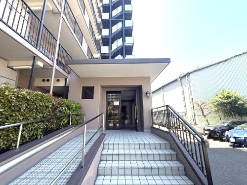apartment 大阪府茨木市西駅前町5-8 関電不動産茨木ビル1階