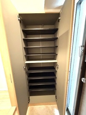 apartment 大阪府茨木市西駅前町5-8 関電不動産茨木ビル1階