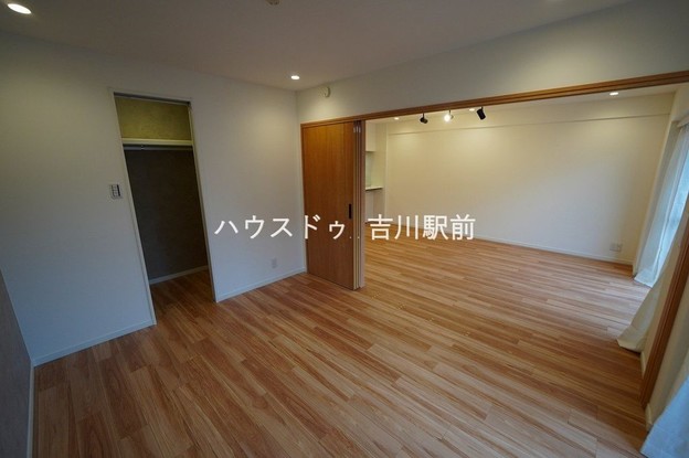 apartment 埼玉県吉川市木売１丁目9-4 クレオメデス101
