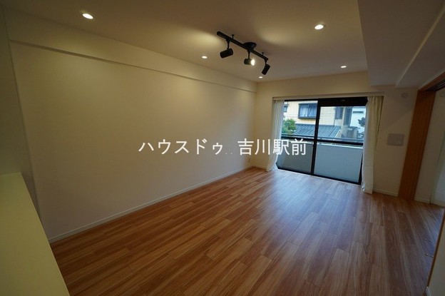 apartment 埼玉県吉川市木売１丁目9-4 クレオメデス101
