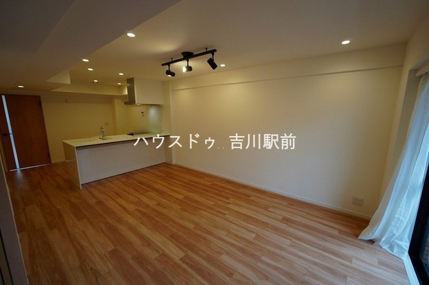 apartment 埼玉県吉川市木売１丁目9-4 クレオメデス101