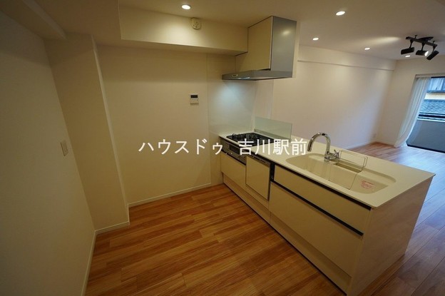 apartment 埼玉県吉川市木売１丁目9-4 クレオメデス101