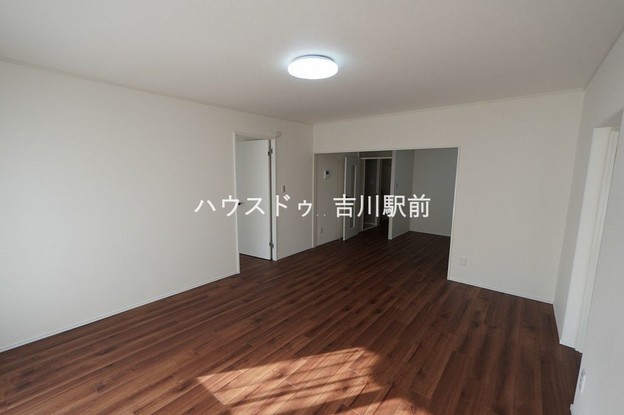 apartment 埼玉県吉川市木売１丁目9-4 クレオメデス101