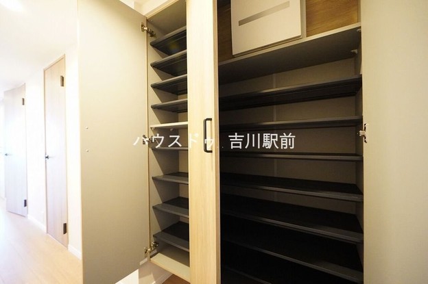 apartment 埼玉県吉川市木売１丁目9-4 クレオメデス101