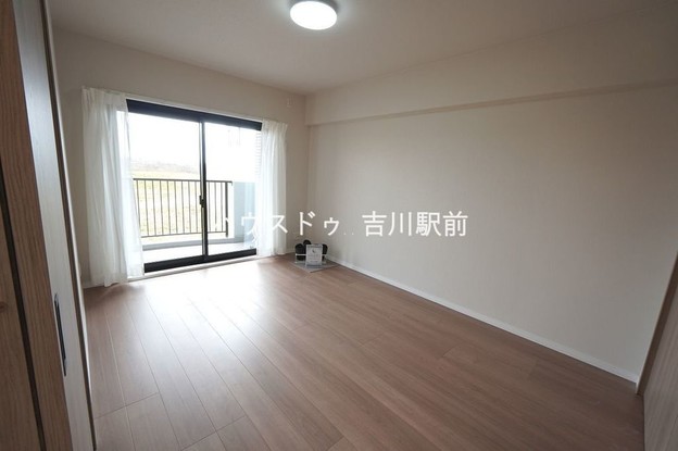 apartment 埼玉県吉川市木売１丁目9-4 クレオメデス101
