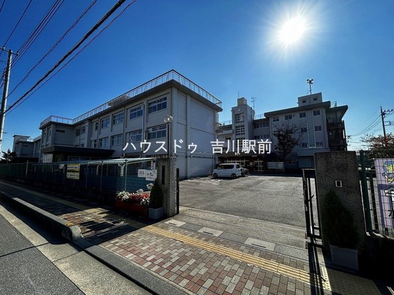 apartment 埼玉県吉川市木売１丁目9-4 クレオメデス101