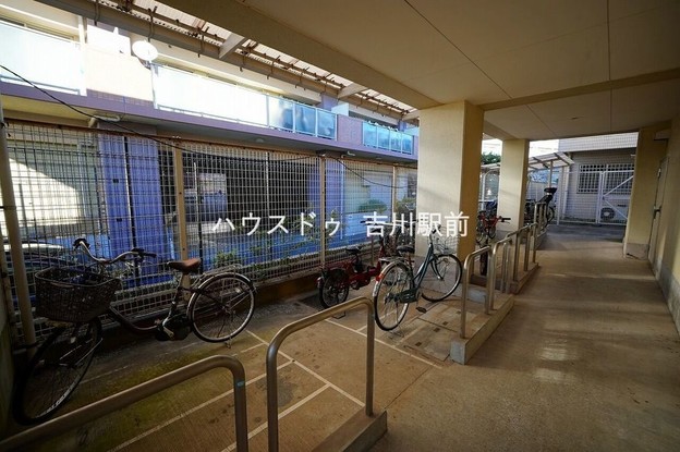 apartment 埼玉県吉川市木売１丁目9-4 クレオメデス101