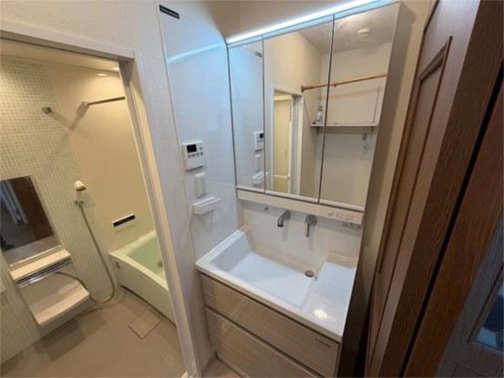 apartment 三重県津市栄町１丁目141-1 モアビル