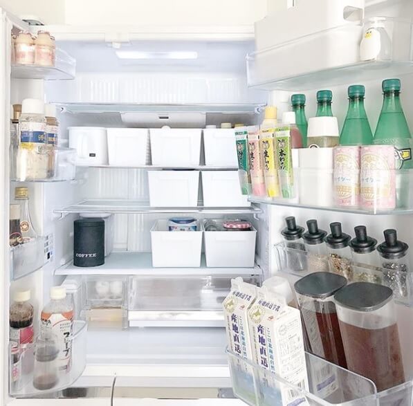 スッキリ冷蔵庫には必ず100均のアレが インスタ達人の 冷蔵庫収納 スゴ技6選 ヨムーノ