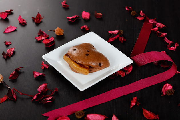 衝撃のインパクト 長崎名物もびっくり チョコ角煮まんじゅう 勇気を出してバレンタインに ヨムーノ