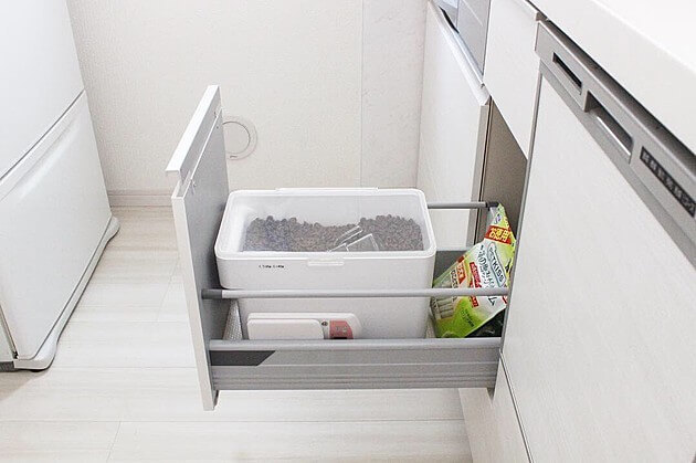 Yamazakiの隠れ名品 米びつ の意外な使い方 使い勝手良すぎてつい 米じゃない方 を収納 ヨムーノ