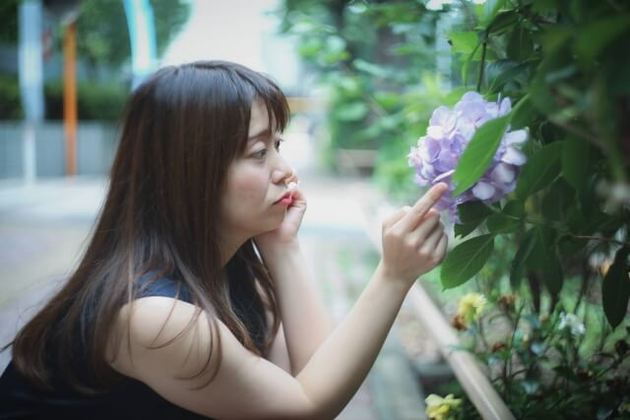 セットしても髪がくずれちゃう 現役美容師が教える 梅雨でボンバーになる理由と簡単するんケア ヨムーノ