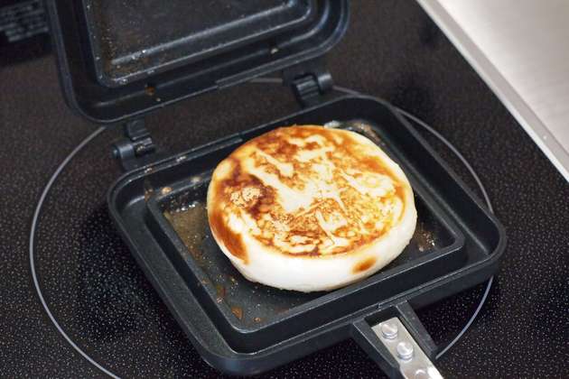 家事ヤロウで話題 ホットサンドメーカーで 焼き肉まん 焼きあんまん 焼きピザまん 作ってみた ヨムーノ