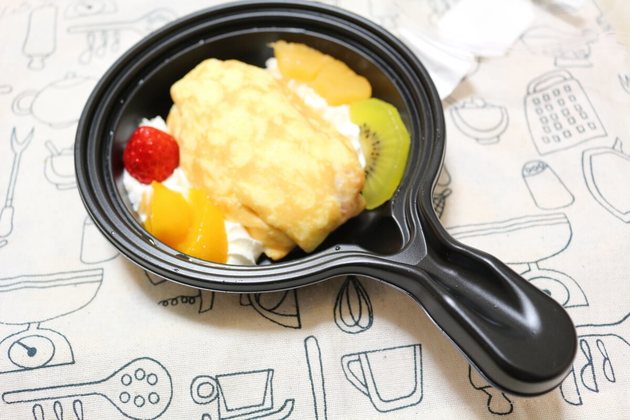 セブンイレブンおすすめスイーツ フルーツクレープオムレット フライパン容器でかわいい ヨムーノ