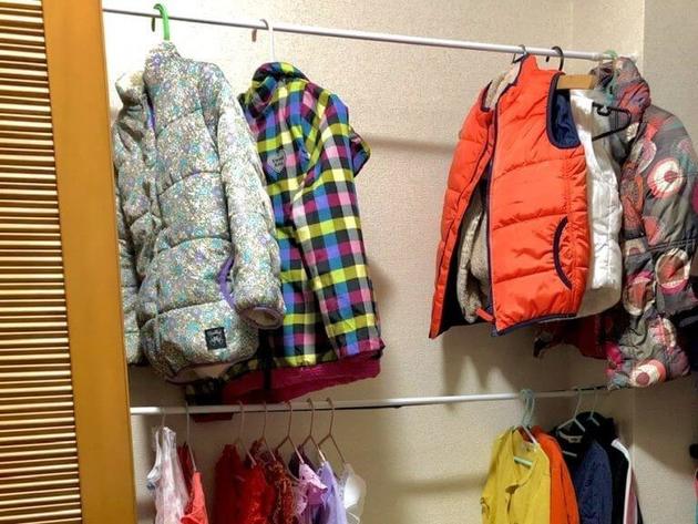 縦積みの収納ケースが無くなるだけでスッキリ感 子供服なら100均 突っ張り棒 2本使いが有効 ヨムーノ