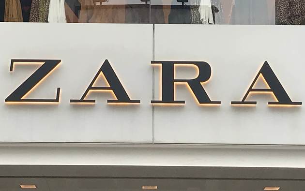 気になる二の腕も華奢見え Zara ザラジョの定番 大人っぽtシャツ 最新コーデbest5 ヨムーノ