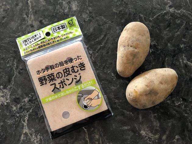 こんなの初めて！【100均】マニア驚愕「野菜の皮むきスポンジ」で「包丁いらず」ホタテの殻で「面倒な皮むき」からの卒業 | ヨムーノ