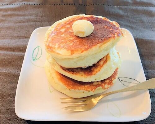 衝撃 ホットケーキが ふわっふわに膨らむ 裏ワザ 隠し味界の王者 みりんとバター を加えるだけ ヨムーノ