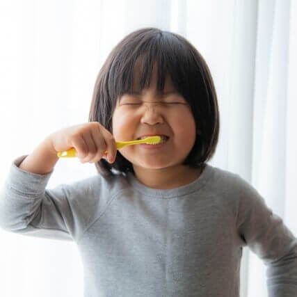 歯ブラシは1ヶ月に1度替えた方がいい 仕上げ磨きの歯ブラシ選びのほうが重要 子どもの歯磨き 意外に知らない新常識 ヨムーノ