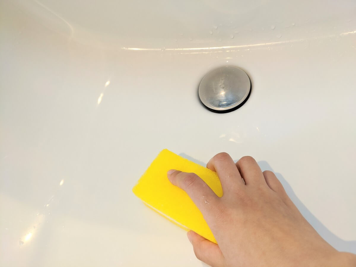 洗面台掃除は 水だけ でok プロ監修 日々の簡単お手入れ ガンコ汚れの対処法 ヨムーノ
