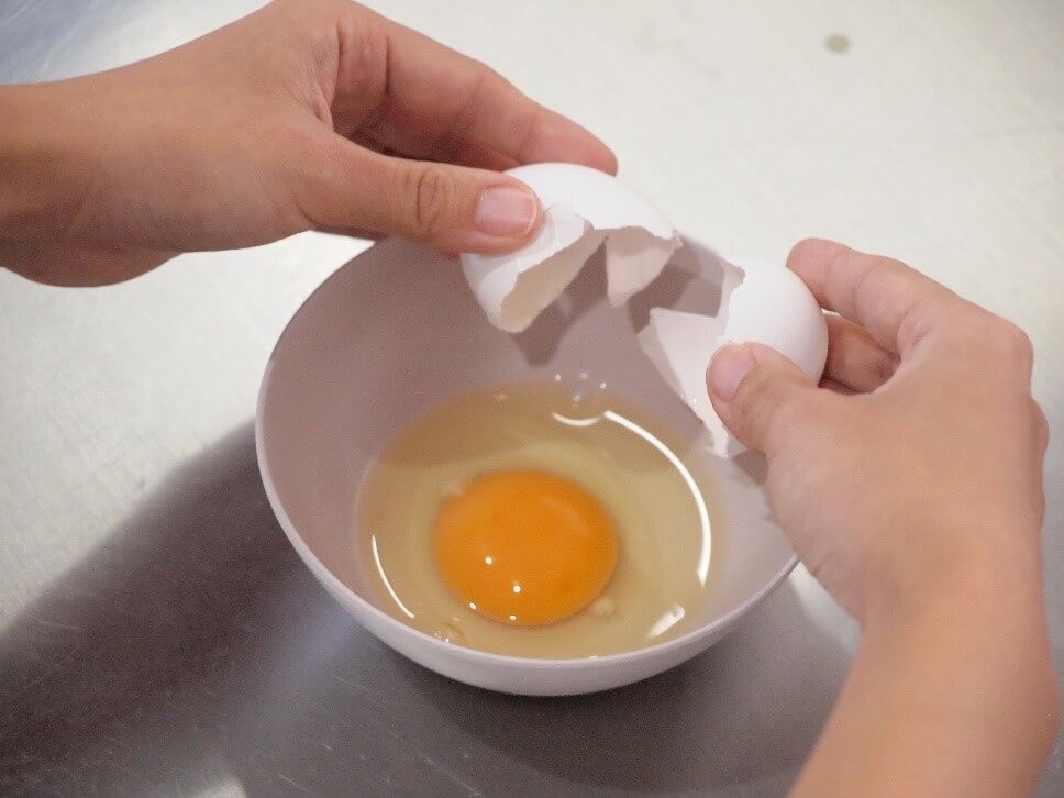 卵同士をぶつける のが正解 卵の割り方 毎日50個卵を割った管理栄養士直伝 ヨムーノ