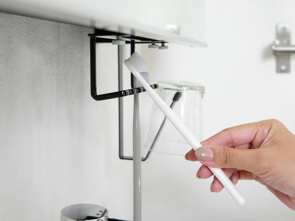 洗面所収納アイデア シェーバーや電動歯ブラシも吊るせる 洗面戸棚下歯ブラシホルダー ヨムーノ