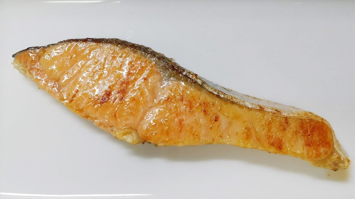 フライパン」で絶品【焼き魚】クッキングシート敷くだけでふっくら 
