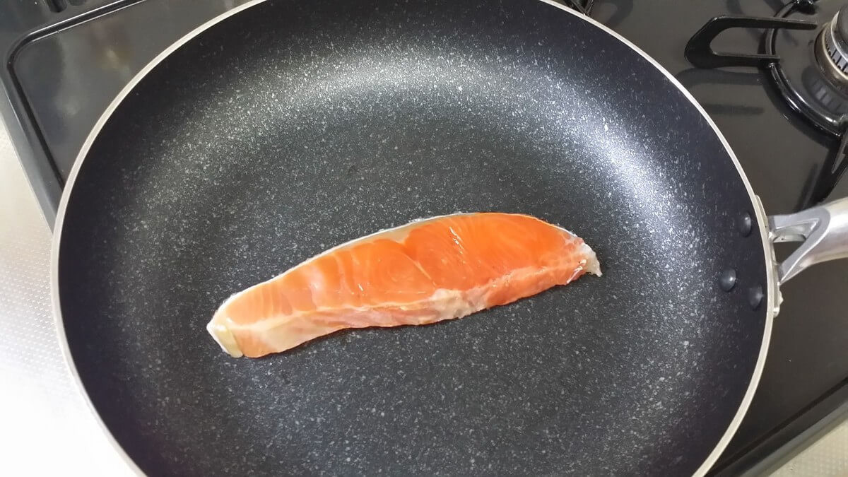 フライパン で絶品 焼き魚 クッキングシート敷くだけでふっくら美味しい ヨムーノ