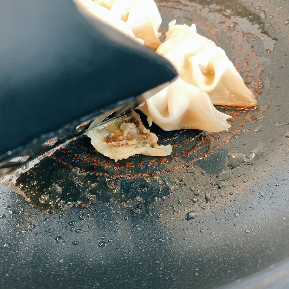 簡単に皮パリッ 冷凍餃子の美味しい焼き方 フライパンにくっつくときのコツ ヨムーノ