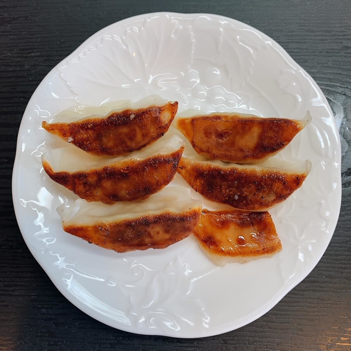 簡単に皮パリッ 餃子の美味しい焼き方 フライパンにくっつくときのコツ ヨムーノ