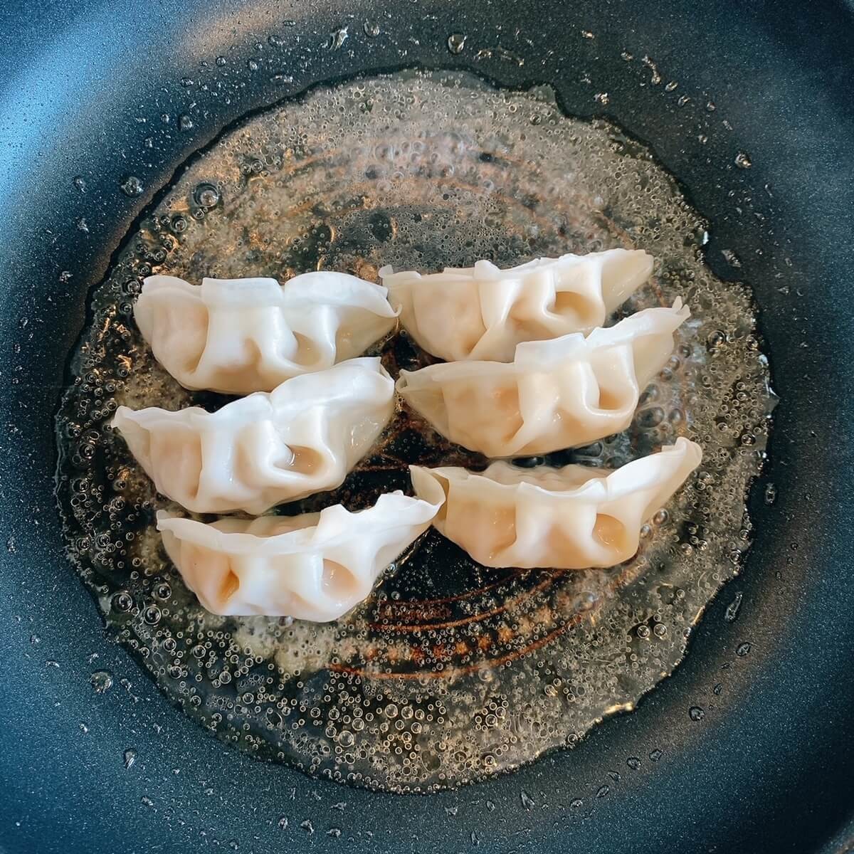 簡単に皮パリッ 餃子の美味しい焼き方 フライパンにくっつくときのコツ ヨムーノ